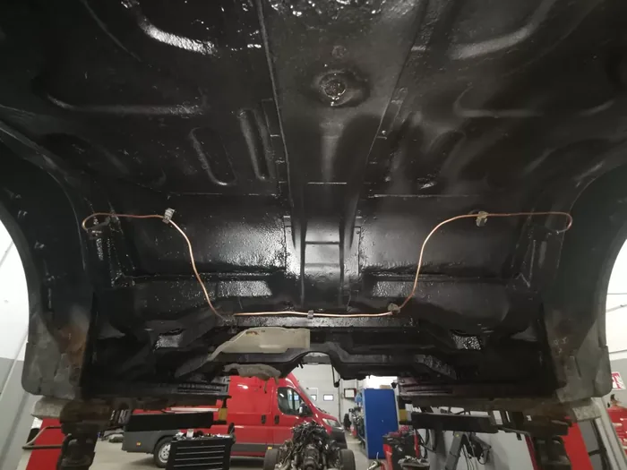 Metināšanas darbi auto dibena daļā